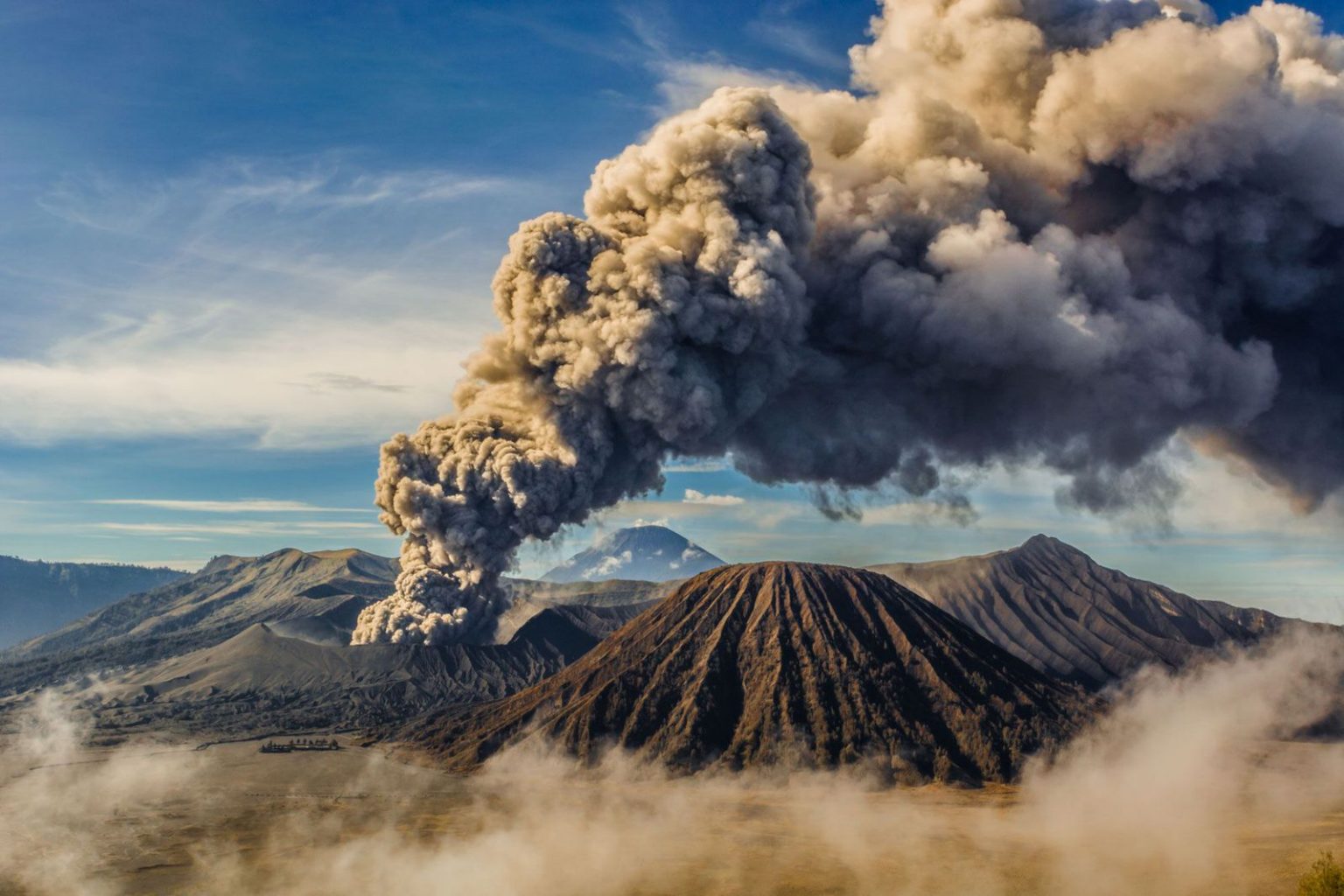 На Камчатке извергается вулкан Шивелуч